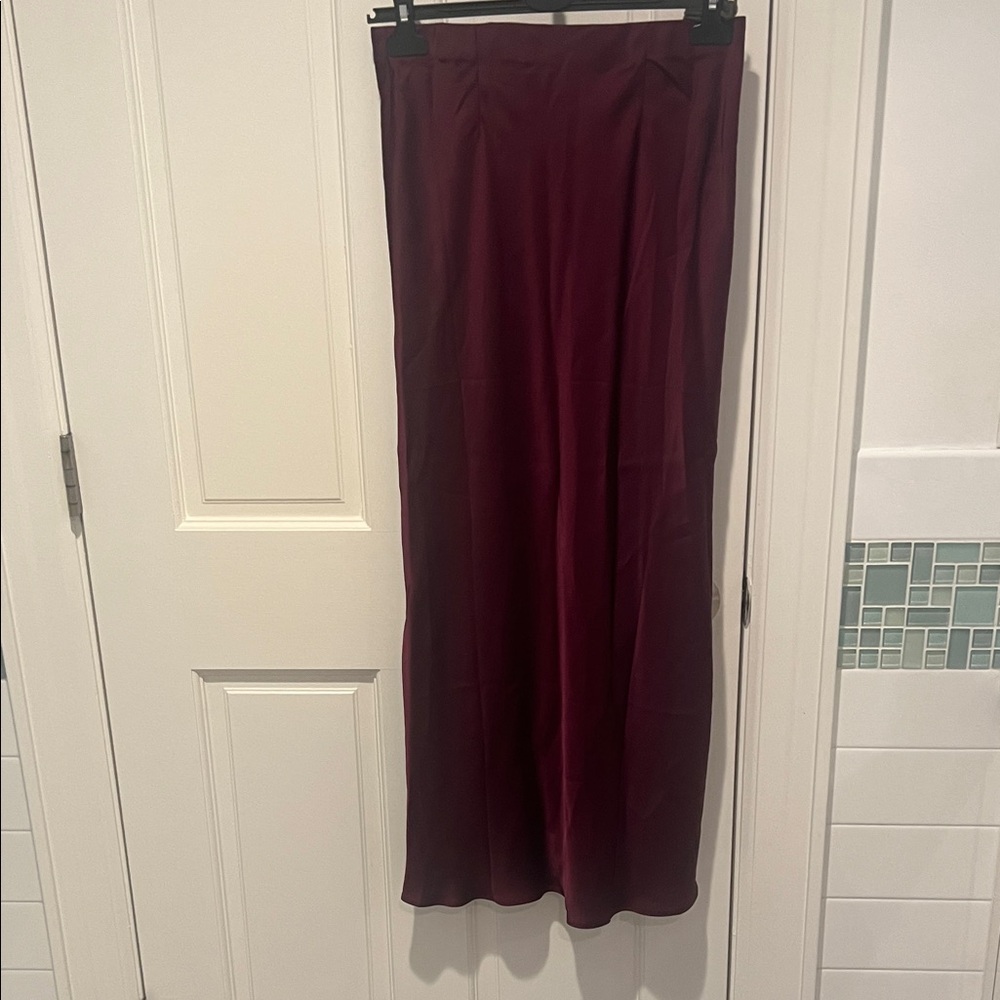 Vineyard Vines Silk Skirt. Maroon. Size small